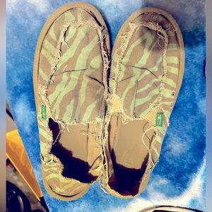 Women’s sanuks, size 10.